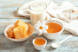 Beliebtestes Hausmittel zum Einschlafen: Milch mit Honig